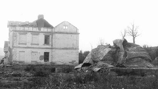 4 kwietnia 1946. Spalenie Bukowska przez oddziały UPA Spalony budynek szkoły w Bukowsku