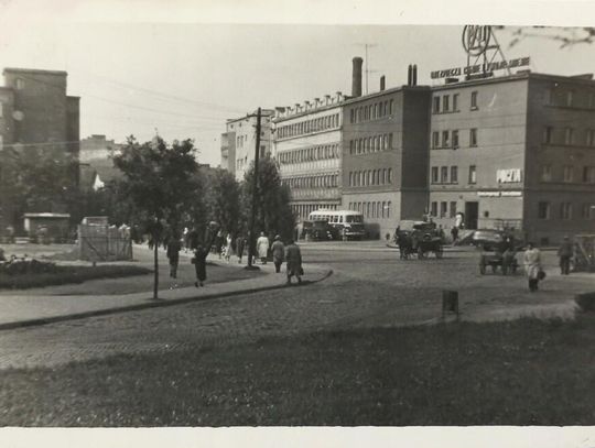 Z prawej budynek Urzędu Pocztowego nr 2 w Rzeszowie na początku lat 70. XX wieku.