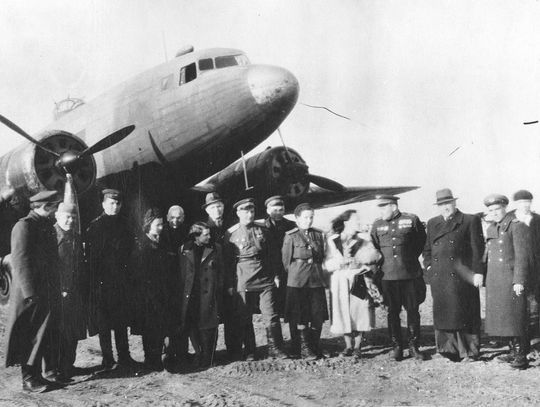 26.03.1945 uruchomiono połączenie lotnicze z Rzeszowa do Warszawy