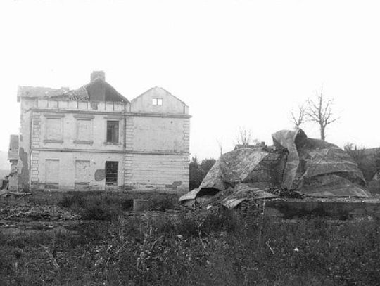 Spalony budynek szkoły w Bukowsku