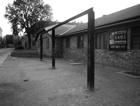 80 lat temu w Auschwitz powieszono 12 więźniów za pomoc w ucieczce