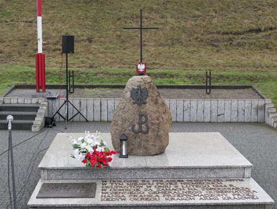Dwie egzekucje 2 lutego 1944 roku – Dębica i Podłęże koło Grodkowic Kamień upamiętniający pomordowanych Polaków w Dębicy