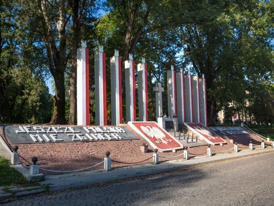 Pomnik dziesięciu rąk w Rzeszowie na Staromieściu, upamiętniający egzekucję 10 Polaków z 11 lutego 1944 roku