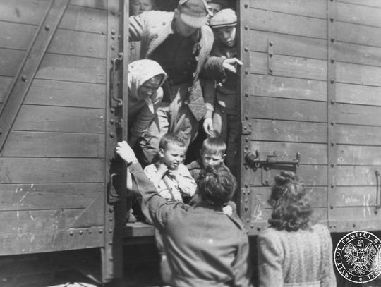 Jedni jechali na zachód, inni na wschód. Dramatyczne spotkania na dworcach w Przemyślu i Jarosławiu w 1945 roku