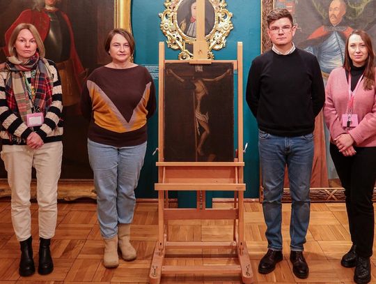 Moment przekazania obrazu dla Muzeum Kresów w Lubaczowie