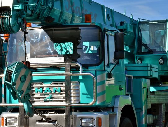 Rolki transportowe do maszyn i inne usługi dźwigowe - jakie dają możliwości?