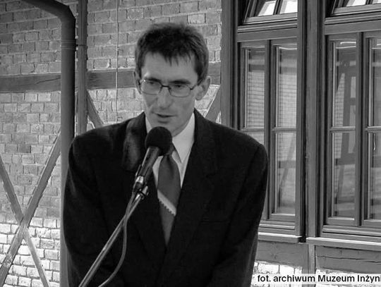 Stanisław Pochwała, historyk i muzealnik, podczas pracy w muzeum