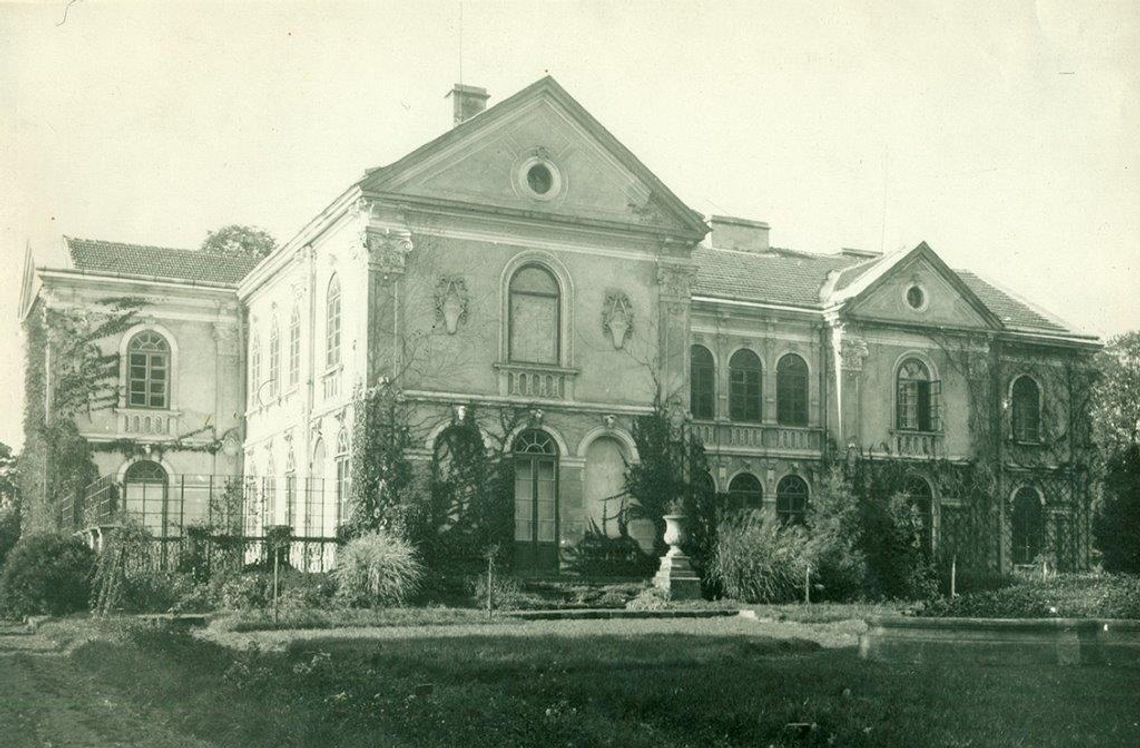 Dwór Aleksandra Fredry w Bieńkowej Wiszni na zdjęciu z 1938 roku.