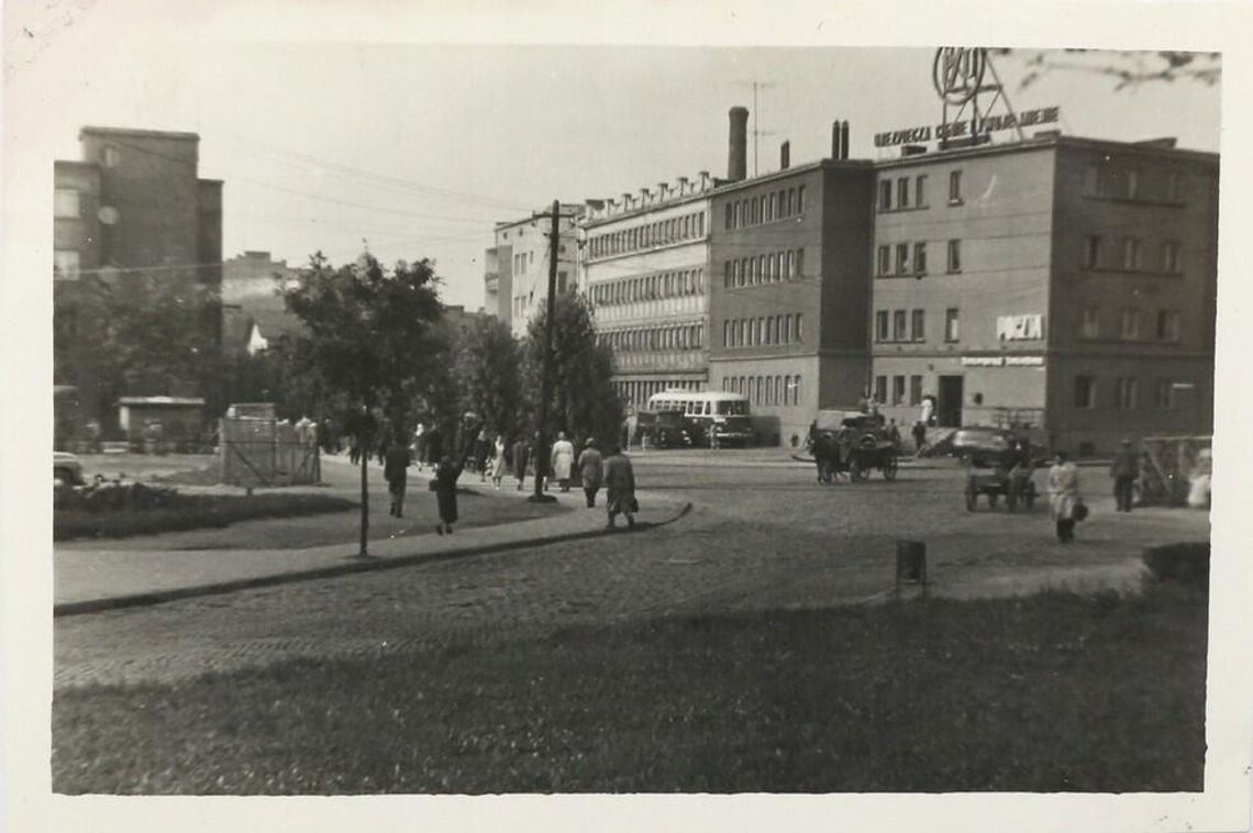 13 lutego 1976. Tragiczny wybuch gazu na rzeszowskiej poczcie. Z prawej budynek Urzędu Pocztowego nr 2 w Rzeszowie na początku lat 70. XX wieku.