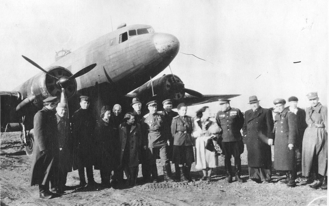 26.03.1945 uruchomiono połączenie lotnicze z Rzeszowa do Warszawy