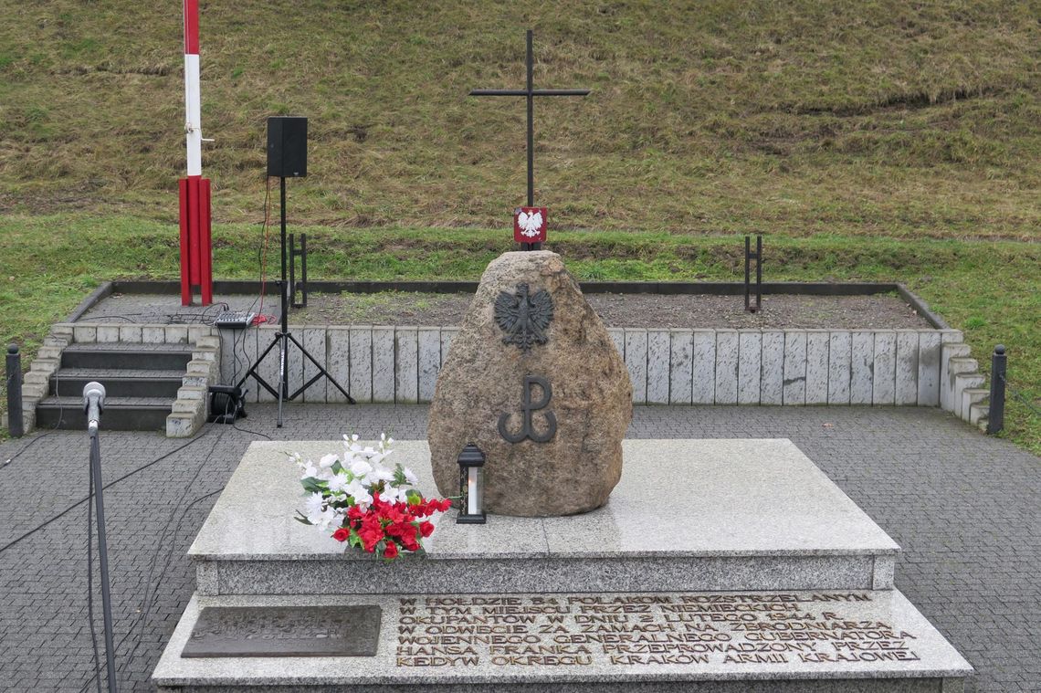 Kamień upamiętniający pomordowanych Polaków w Dębicy