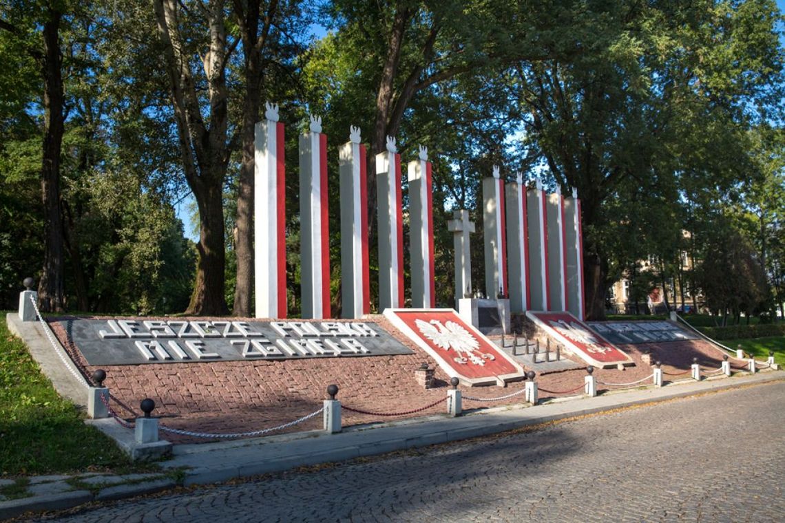 Pomnik dziesięciu rąk w Rzeszowie na Staromieściu, upamiętniający egzekucję 10 Polaków z 11 lutego 1944 roku