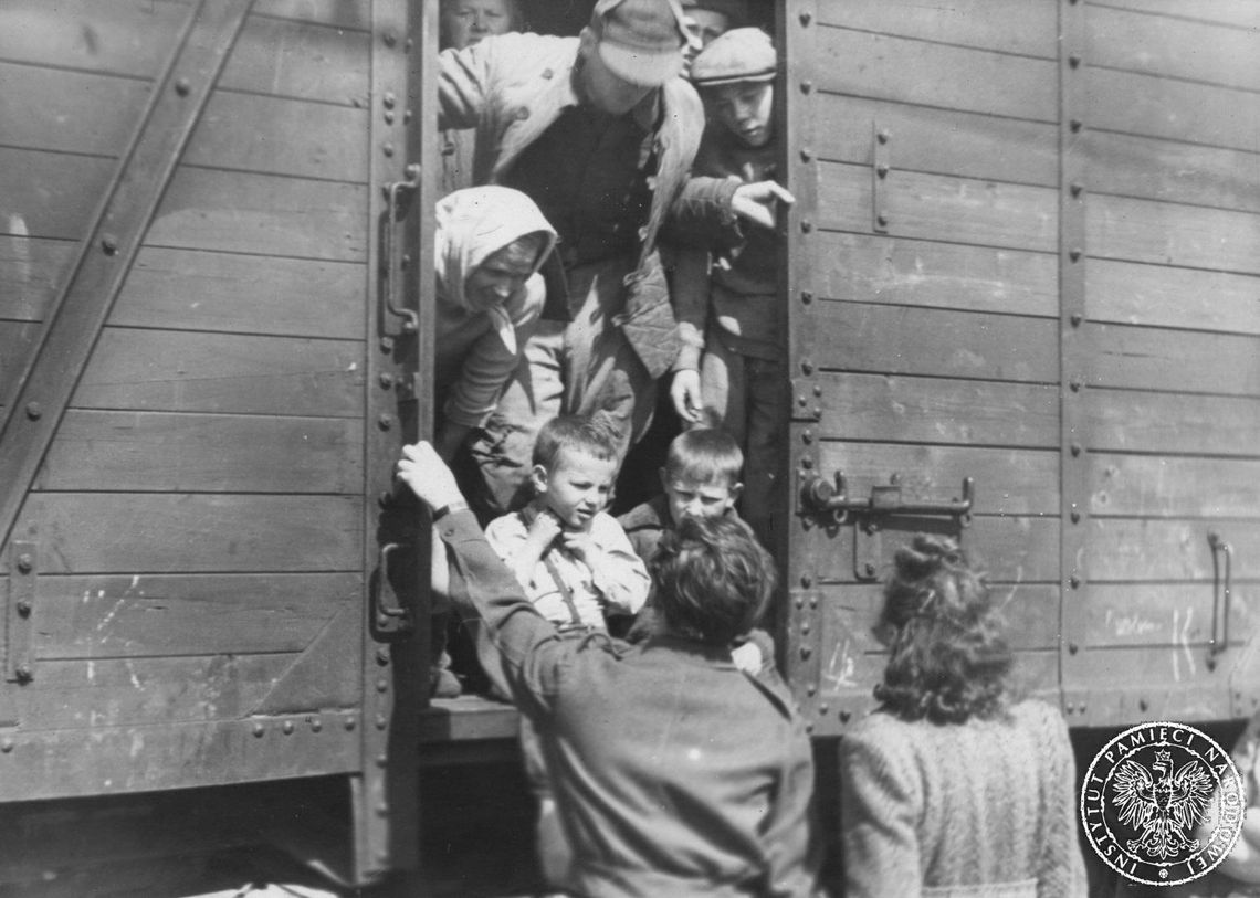 Jedni jechali na zachód, inni na wschód. Dramatyczne spotkania na dworcach w Przemyślu i Jarosławiu w 1945 roku