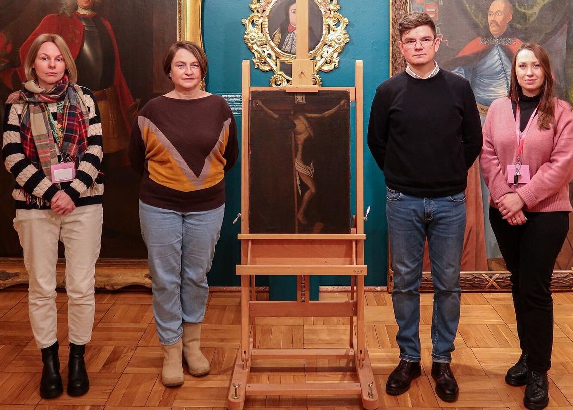 Moment przekazania obrazu dla Muzeum Kresów w Lubaczowie