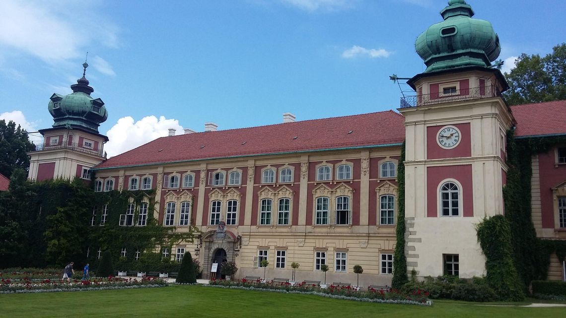 Zamek w Łańcucie dwukrotnie na podium ogólnopolskiego rankingu. Wyprzedził Malbork i Wawel. Zamek w Łańcucie ranking Travelist