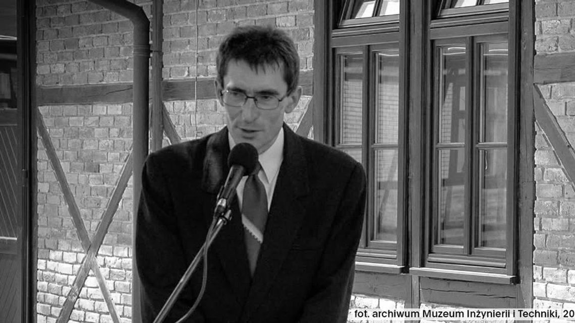 Stanisław Pochwała, historyk i muzealnik, podczas pracy w muzeum