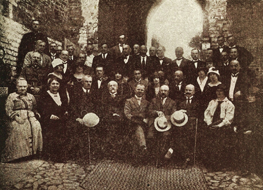 Pracownicy magistratu w Łucku w 1920 roku.