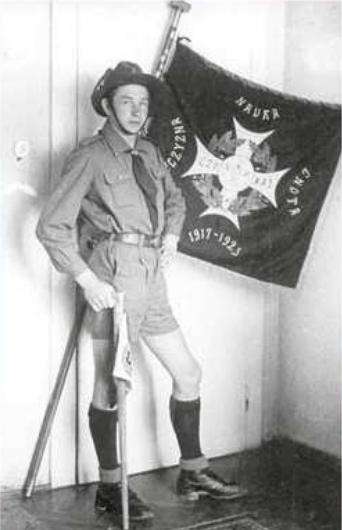 Wojciech Brzechowski jako drużynowy rzeszowskiej Czarnej_Jedynki w latach 1947-49 ze sztandarem drużyny.