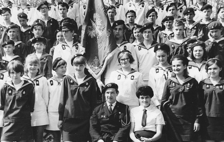 Wojciech I Halina Brzechowscy_wśród harcerzy w Kraśniku.